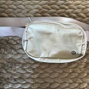 Everywhere belt bag! Very light wear and tear. Price is firm!